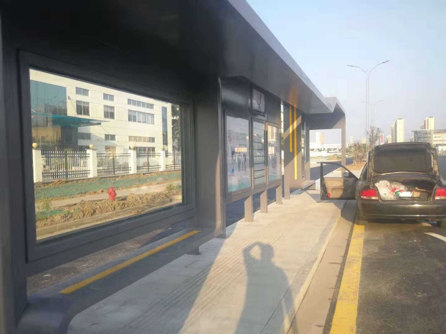 公交站台玻璃加贴防爆膜
